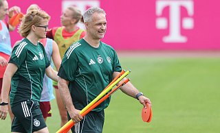 Letzte Vorbereitung auf die EM: Christian Wück und die DFB-Frauen. - Daniel Löb/dpa