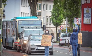 Klimaaktivisten von Extinction Rebellion blockieren jeweils für drei Minuten diverse Straßenkreuzungen in der Stadt. - jonek.fotografie.de