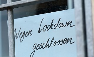 «Wegen Corona geschlossen» - das wollen viele Einzelhändler nicht mehr länger hinnehmen. - Foto: Arne Dedert/dpa