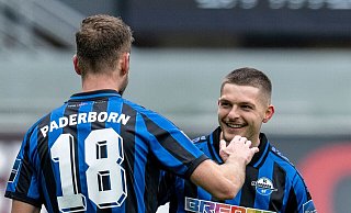 Paderborns Dennis Srbeny (l) und Torschütze Florent Muslija jubeln nach dem Treffer zum 2:0. - David Inderlied/dpa