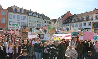 Auch zum Beginn der Week for Climate haben sich die Teilnehmer für ihre Transparente wieder einiges einfallen lassen. - Moritz Jülich