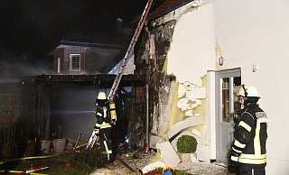 Die Fassade des Hauses wurde beschädigt, verletzt wurde dabei aber niemand. - Andreas Eickhoff
