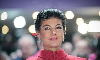 «Ihr habt das toll gemacht heute, das ist wirklich richtig fantastisch gelaufen», sagt Sahra Wagenknecht ihren Parteimitgliedern nach dem ersten Parteitag. - Kay Nietfeld/dpa