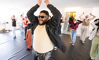Der französische Tänzer und Choreograph Boubou Belbak unterrichtet beim „Urban Stylez Festival“ im Tanzstil Waacking. - Oliver Krato