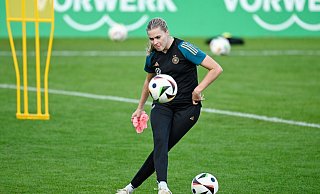 Bundestrainer Christian Wück sieht Frankfurts Laura Freigang auf der Zehner-Position. - Uwe Anspach/dpa