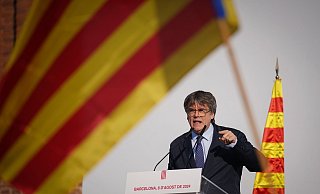 Puigdemont lebt seit Jahren im Exil - er könnte aber Spanien in eine Krise stürzen. (Archivbild) - Joan Mateu/AP/dpa