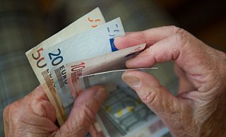 3,74 Prozent mehr Rente erhalten die Rentnerinnen und Rentner ab 1. Juli. (Symbolbild) - Marijan Murat/dpa/dpa-tmn