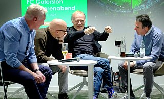 Schon vor dem eigentlichen Beginn des Sponsorenabends waren FCG-Sportchef Rob Reekers (v.l.), FCG-II-Trainer Dirk van der Veen, Hermann Gerland und Heribert Bruchhagen ins Gespräch vertieft. - Andreas Frücht