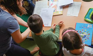Eine neue gesetzliche Regelung soll es berufstätigen Eltern jetzt ermöglichen, zuhause zu bleiben, auch wenn ihre Kinder nicht krank sind, sondern so wie aktuell Schulen geschlossen und der Kitabetrieb eingeschränkt ist. - dpa