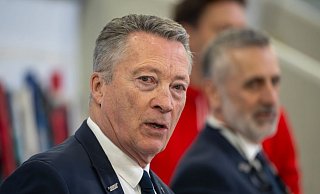 Banger Blick nach Mailand: Eishockey-Bundestrainer Harold Kreis - Peter Kneffel/dpa