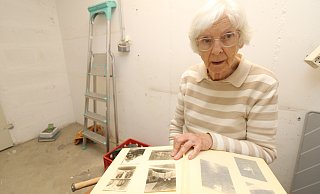 Inzwischen hat der Trödelhändler Lotte R. die Hobelbank, Werkzeug und zwei Fotoalben zurück gebracht. Trotzdem ist der rund neun Quadratmeter große Keller immer noch fast leer. - Sylvia Tetmeyer