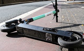 Am Paderborner Le-Mans-Wall ist ein E-Scooter-Fahrer in der Nacht zu Donnerstag schwer gestürzt. - Symbolfoto: Jens Reichenbach