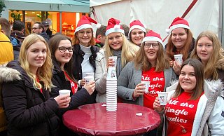 Jolina Catharina Geenen (5.v.l.) und ihr Freundeskreis aus der Schulzeit. - Michael Grundmeier