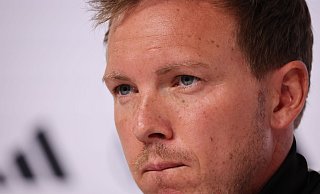 Bundestrainer Julian Nagelsmann sitzt während einer Pressekonferenz im EM-Quartier in Blankenhain auf dem Podium. - Christian Charisius/dpa