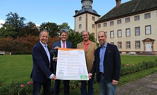 Thomas Pottmeier (AOK, v.l.), Organisator Eckhard Sorges, Gastgeber Herzog Viktor von Ratibor und Referent Michael Hempelmann präsentieren das Programm. - KHWE
