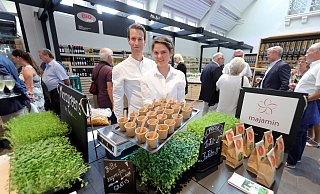 Die Jungunternehmer haben bei der Eröffnung der Markthalle Kostproben angeboten. - Frank-Michael Kiel-Steinkamp