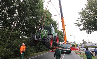 Schlepper am Haken: Mit dem Kran wird der stark beschädigte Schlepper auf einem Tieflader abgesetzt. - Dirk Windmöller