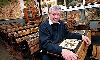 Dr. Volker Wehrmann hat die Originale des Pädagogischen Museums in der Universität Bielefeld besorgt. Sie eignen sich - jetzt ist es bewiesen - auch als Film-Requisite. - FOTO: BARBARA FRANKE