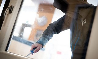 Bei einem Einbruchsversuch blieb eine geflohene Strafgefangene im Fenster stecken. - Symbolbild: Pixabay