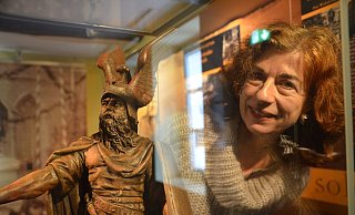 Regine Krull schaut sich eine Statue des Sachsenherzogs im Widukind-Museum an. Auch diese Einrichtung ist zurzeit für Besucher geschlossen. - Mareike Patock