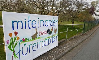 Ein Banner an der Zufahrt zum Franz-Jordan-Haus spiegelt plakativ derzeitige Gedanken. - Dieter Scholz