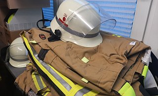 Zur besonderen Schutzkleidung der Einsatzkräfte zählen Jacke und Hose, Helm und Sicherheitsstiefel. - Dieter Scholz