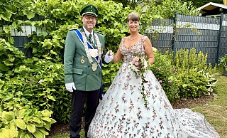 Das strahlende Königspaar Markus und Astrid Lagers begeisterte beim Festumzug am Sonntagnachmittag. - Carola Drabon