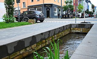 Traumhafte Lage: Ein neues Café eröffnet direkt an der offengelegten Lutter in Bielefeld. - Barbara Franke