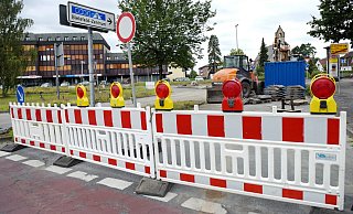 Durch die Bauarbeiten an der Paderborner Straße sind derzeit alle Wege aus Sennestadt zwischen Nord- und Südteil heraus gesperrt. Ortskundige drehen im Industriegebiet oder verlassen den Stadtbezirk im Norden über den Senner Hellweg oder die Lämershagener Straße. Wer weitere Strecken nicht scheut, findet auch über den Südteil hinaus. - Barbara Franke