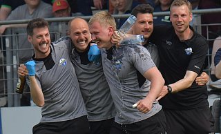 Nach dem Schlusspfiff in Gütersloh jubelten auch (v. l.) Physiotherapeut Sascha Naerger, Torwarttrainer Jan Schönwälder, Athletikcoach Simon Kraus, Co-Trainer Arber Mustafa und Chefcoach Thomas Bertels (im Hintergrund) über den Aufstieg der Paderborner U21. - Jens Dünhölter
