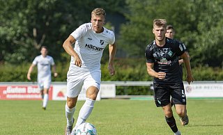 Aluminiumtreffer: Neuzugang Rick ten Voorde (l.) verpasste seinen ersten Treffer im Rödinghauser Trikot nur knapp. - Joel Beinke