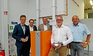 Bei der Präsentation der kleinen Sensation: Bundestagsabgeordneter Carsten Linnemann (CDU, v. l.), Franz-Josef Schulte, Produktmanager bei lion energy, Hans Schäfer, stellvertretender Bürgermeister, Thomas Henrichs, Geschäftsführer PHM und Thomas Hachmann, Geschäftsführer lion energy am neuen Powerblock. - Gunter Held