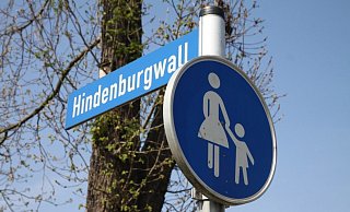 Der Straßenname Hindenburgwall statt noch aus der Zeit des Nationalsozialismus. - Hermann Ludwig