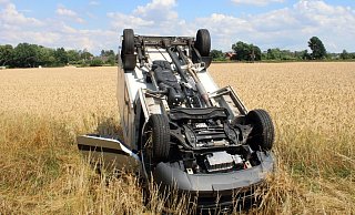 Der Kleintransporter kam auf dem Dach liegend in dem Kornfeld zum Stillstand. - Polizei Minden-Lübbecke