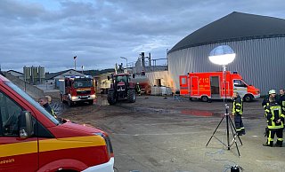 Aus einer Biogasanlage in Borgentreich-Borgholz sind am Freitagnachmittag große Mengen Substrat ausgelaufen. - Feuerwehr Borgentreich
