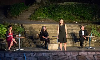 Die große Open-Air-Bühne bot reichlich Platz für die fünf Akteure. Räumlich war diese Distanz notwendig, aber sie wirkte sich auch auf das Zusammenspiel aus. - Cornelia Müller
