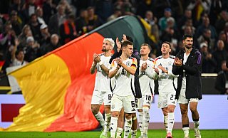 Glückliche deutsche Spieler um Kapitän Joshua Kimmich (vorne) auf der Jubelrunde durch das Stadion. - Tom Weller/dpa
