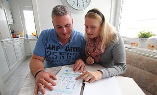 Die Wohnungssuche von Mario Junker und Nicole Somberg aus dem Kreis Gütersloh füllt mittlerweile einen ganzen Aktenordner. - Sigurd Gringel