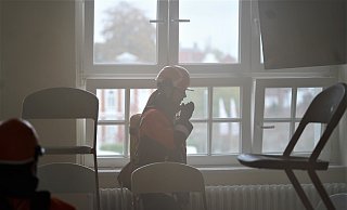 Leni informiert per Funk die Kameraden - Yvonne Gottschlich