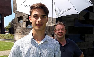 Gut beschirmt in der Hitze: Lino Vinke (l.) und Stefan Brams vor dem Gespräch. - Wolfgang Rudolf