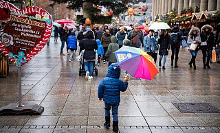 Ungemütlich: Ohne Regenschirm geht in den kommenden Tagen nichts auf dem Weihnachtsmarkt. - picture alliance/dpa