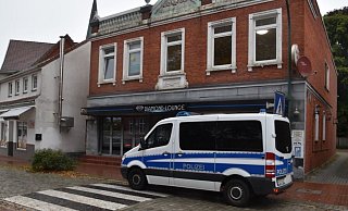 Durchsuchung Twistringen: Ein Einsatzfahrzeug vor einer Shisha-Bar. - Polizei Diepholz