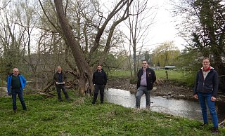 Ludger Kleine (1. Vorsitzender der Teilnehmergemeinschaft), Volker Karthaus (WOL), Jürgen Hardes (stellvertretender Vorsitzender der Teilnehmergemeinschaft), Matthias Kaup (Ortsvorsteher) und Kerstin Beermann-John (Bezirksregierung) schauen sich an der Alme bei Brenken um. - Kreis Paderborn