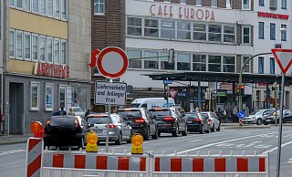 Roter Kreis, weiße Mitte - dieses Schild heißt "Durchfahrt verboten". Nur Anlieger und Lieferverkehr dürfen noch über den Jahnplatz. - Foto: Andreas Zobe/NW