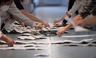Auszählung nach einer Wahl. In sieben Kommunen der Region werden die Wählerinnen und Wähler bei der Kommunalwahl nur einen Kandidaten für das Bürgermeisteramt finden. - Sebastian Gollnow/dpa