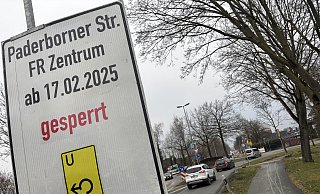 Ab Montag, 17. Februar, wird die Paderborner Straße in Hövelhof in Fahrtrichtung Zentrum gesperrt. Eine Umleitung ist ausgeschildert. - Jens Reddeker