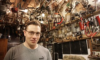 Dennis Niedermark (36) kämpft im Wahlkreis Höxter/Gütersloh III/Lippe II für die FDP um das Direktmandat. Daheim in Niesen wartet er mit einer Überraschung auf: das "Museum" in der alten Deele des Landhofs. - Dieter Scholz