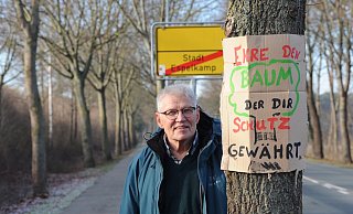 Für den Neubau des Radwegs an der General-Bishop-Straße will die Stadt 34 Bäume abholzen. Mit dem "Hilfeschrei der Bäume" protestieren Bürger wie Andreas Sültrup dagegen. Das Ortsschild würde außerdem weit nach Osten verschoben. - Joern Spreen-Ledebur Für den Neubau des Radwegs an der General-Bishop-Straße will die Stadt 34 Bäume abholzen. Mit dem "Hilfeschrei der Bäume" protestieren Bürger wie Andreas Sültrup dagegen. Das Ortsschild würde außerdem weit nach Osten verschoben. - Joern Spreen-Ledebur