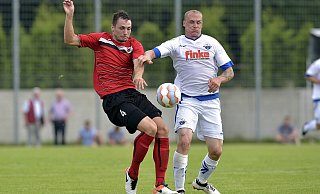 SCP-Stürmer Sven Michel (r.), hier gegen Viktoria-Akteur Leander Goralski, spielte bereits vor acht Jahren gegen Viktoria Köln. In einem Testspiel gegen den damaligen Regionalligisten vom Rhein gewann Paderborn mit 3:1. - imago/pmk