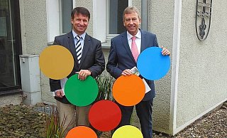 Der Kreis Höxter - die sich als "Region plus X" versteht - bewirbt sich als Modellregion. Dazu hat der neue Landrat Michael Stickeln (l.), hier mit seinem Vorgänger Friedhelm Spieker, einen Brief an Ministerpräsident Armin Laschet geschrieben. - Radio Hochstift